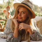 DRESHOW Women Straw Panama Hat Fedora Beach Sun Hat Vintage Headband Wide Brim Straw Roll up Hat UPF 30+ at Women’s Clothing store